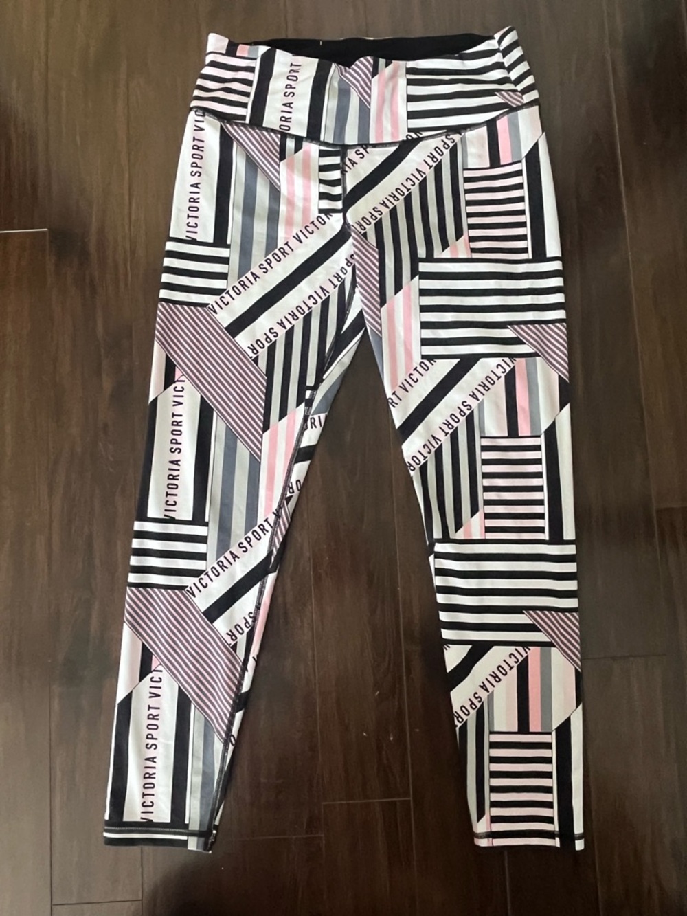 Victoria Sport Black, White & Light Gray Geometric Leggings